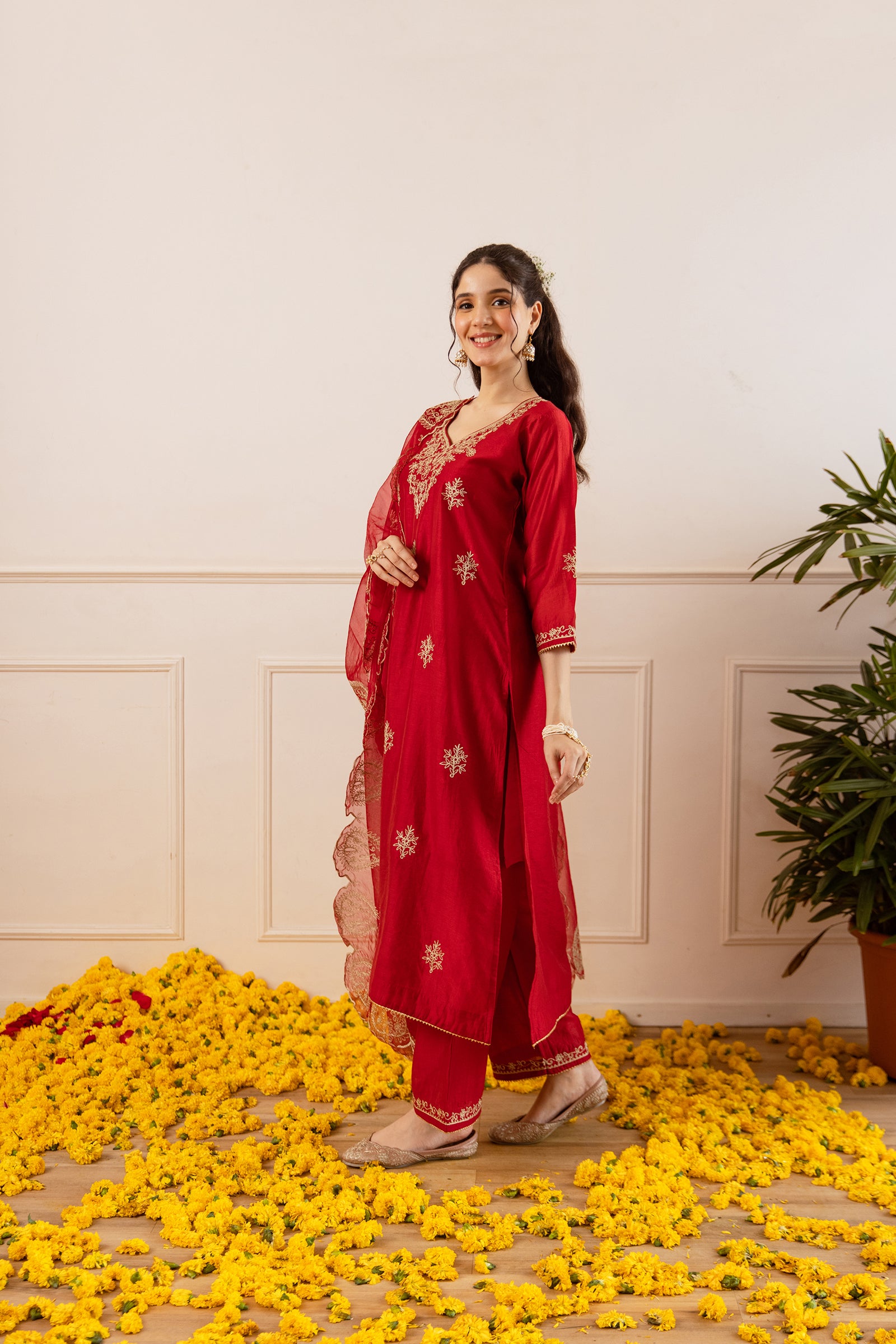 Red Straight Fit Kurta Set With Scallop Duppata - Asrumo