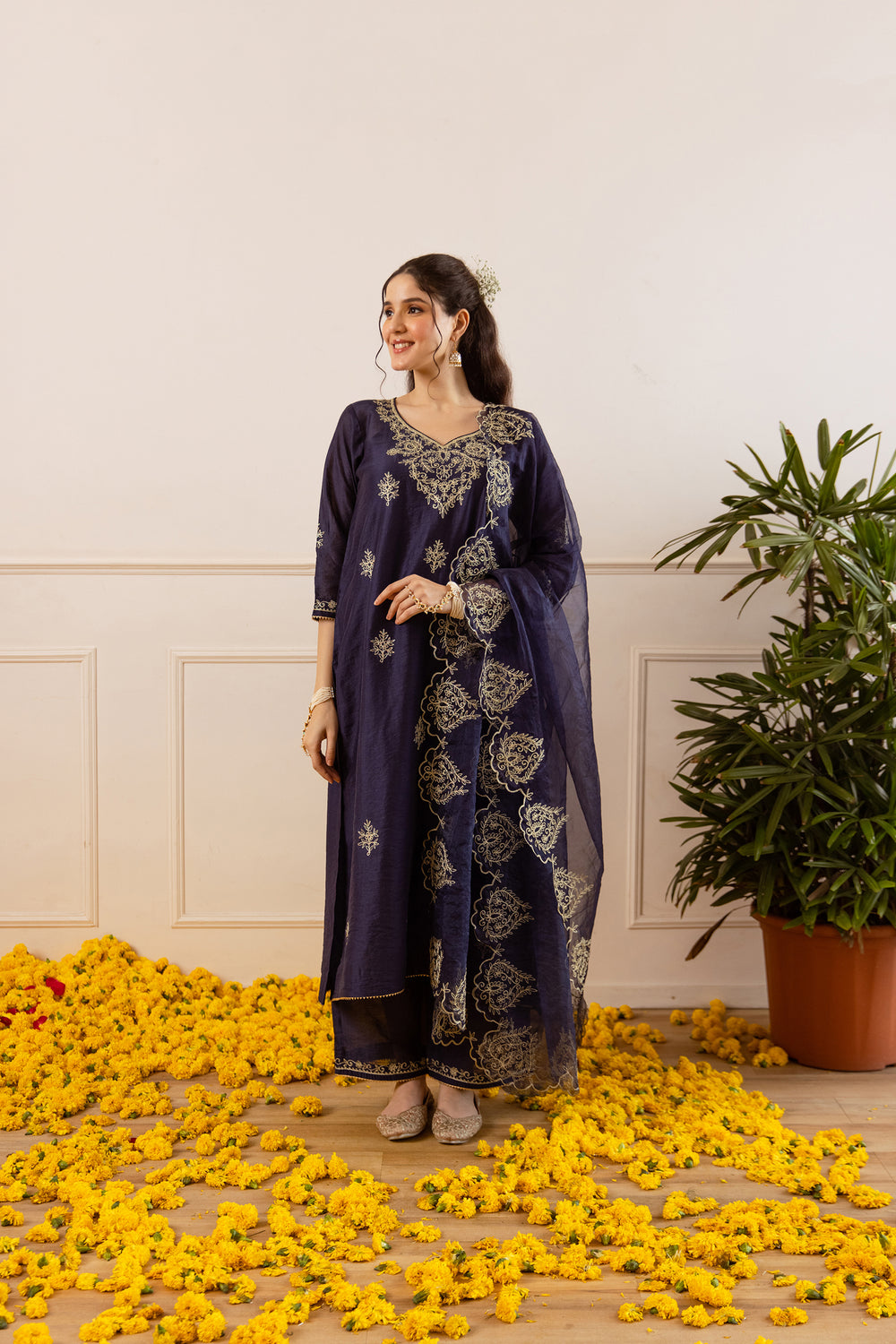 Best Colours to Wear on Karwa Chauth: Traditional Red, Pink & More Navy blue Karwa Chauth suit